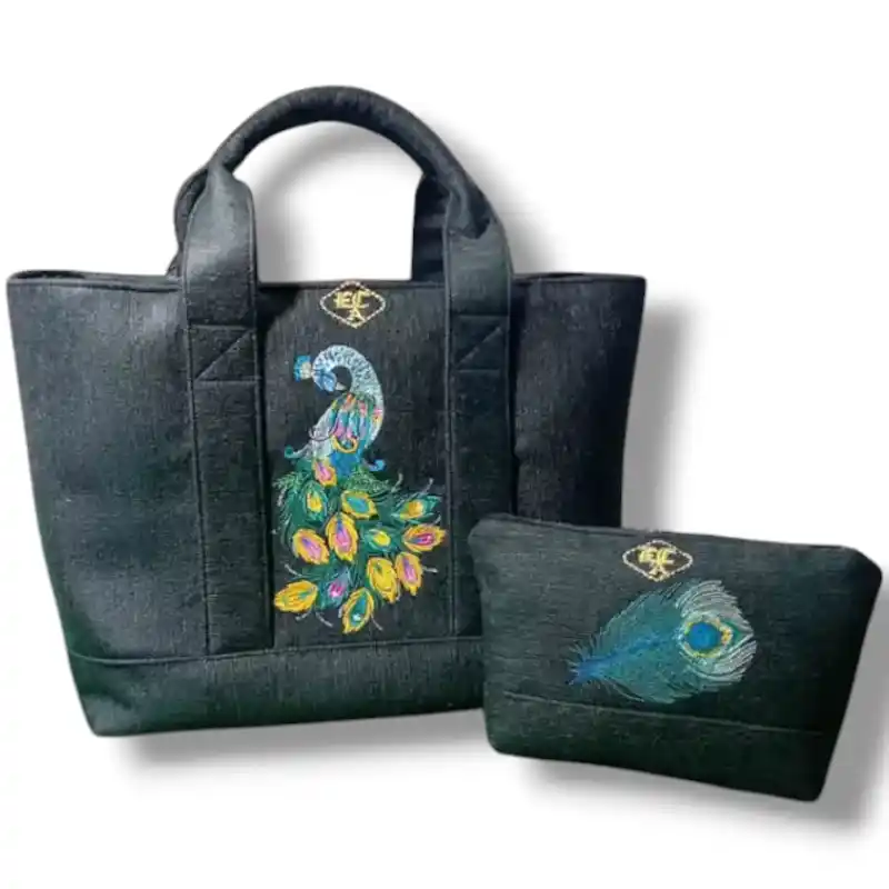 borsa in tessuto impermeabile con ricamo di un pavone e pochette abbinata