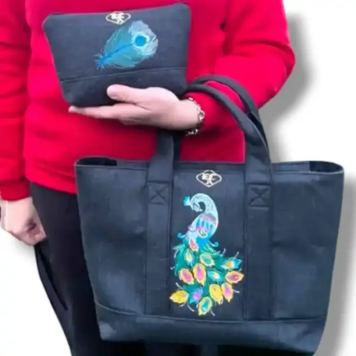 borsa in tessuto impermeabile ricamata e pochette abbinata, indossate