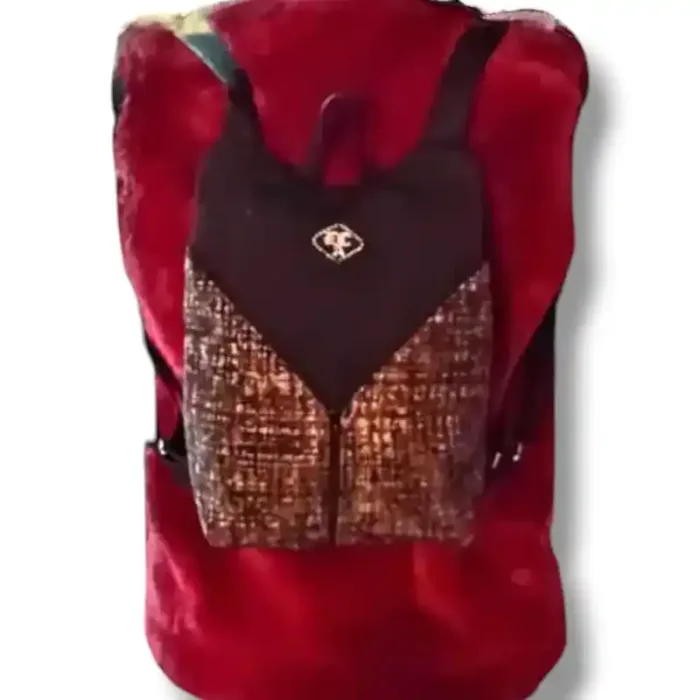 realizzato anche con tasche frontali in cotone melange