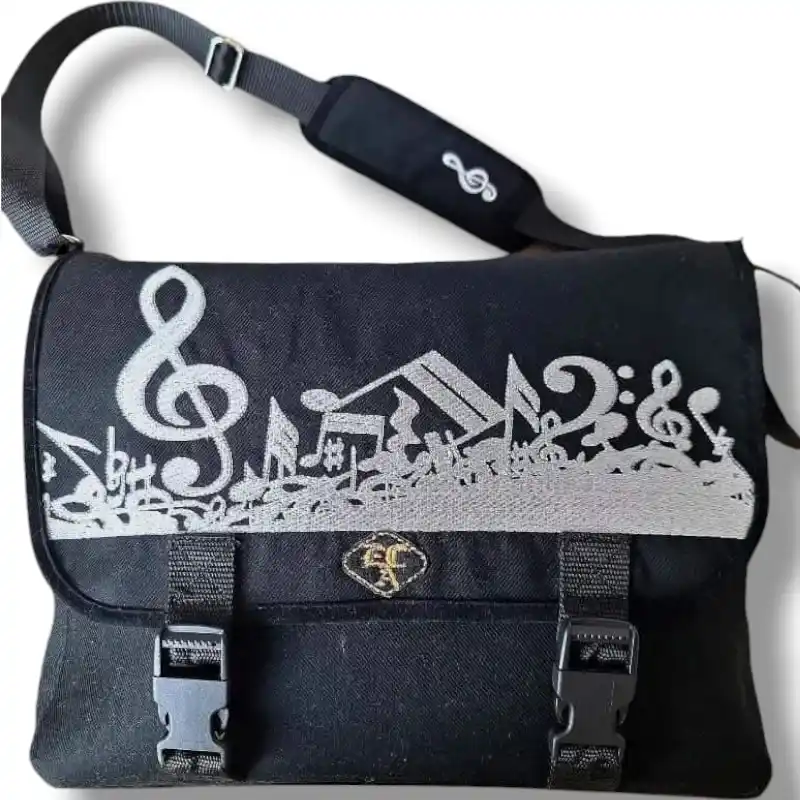cartella con ricamo personalizzato a tema musicale