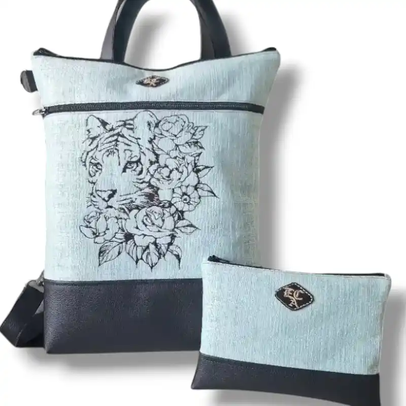 zaino convertibile con ricamo di una tigre e pochette abbinata