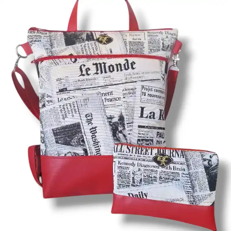 zaino convertibile in borsa in tessuto fantasia giornale e pochette abbinata