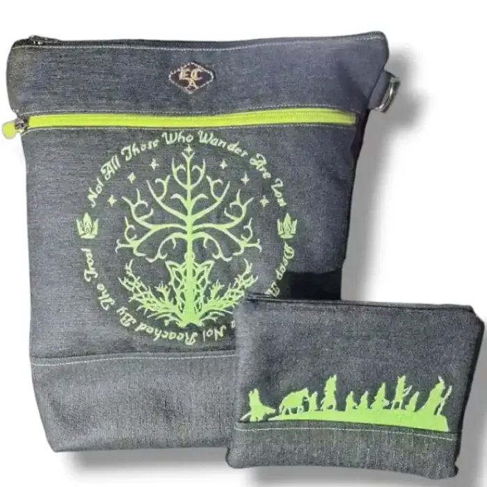 zaino convertibile in borsa con ricamo fosforescente del Signore degli anelli con pochette abbinata