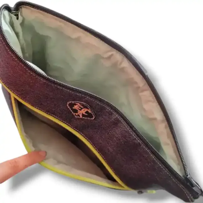 dettaglio della tasca frontale e tasca principale con zip e fodera in cotone