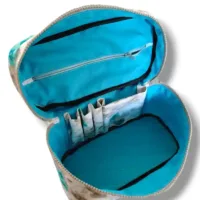 foderato internamente in cotone con varie tasche e rifinito con sbieco di raso