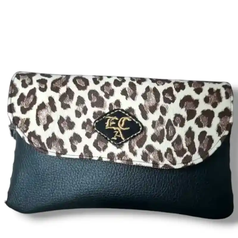 pochette in ecopelle nera con patella leopardata