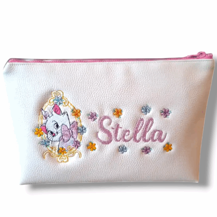 Ricamo personalizzato su pochette in ecopelle