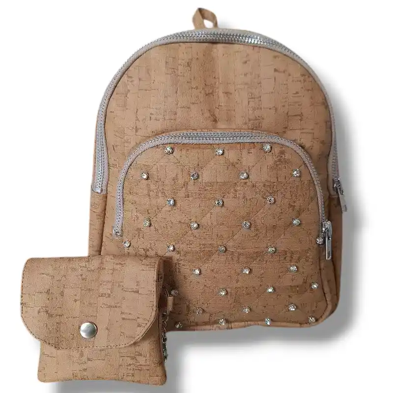 zaino in ecopelle effetto sughero con tasca frontale trapuntata e strass. Portamonete abbinato.